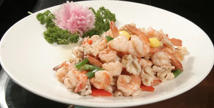 核桃仁炒虾球 38元