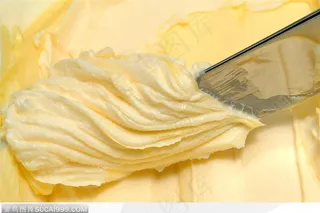 奶油刀在切奶油