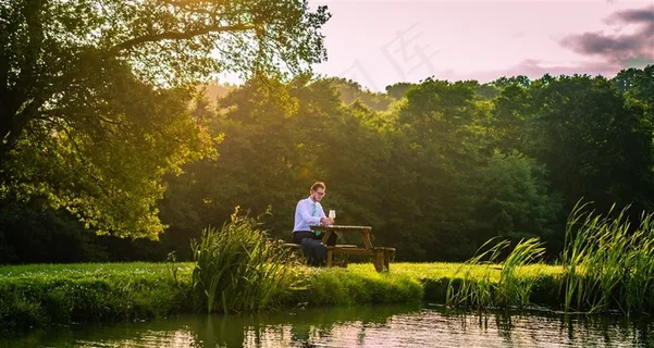 在大自然怀抱中品鉴红酒