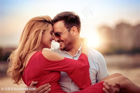 拥抱在一起的情侣