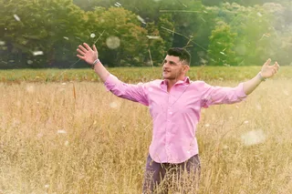 印度中年男子户外图片