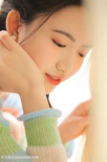 抚脸的清纯美女特写图片