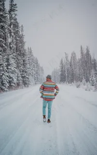 雪中男人落寞背影图片 雪中男人落寞背影图片