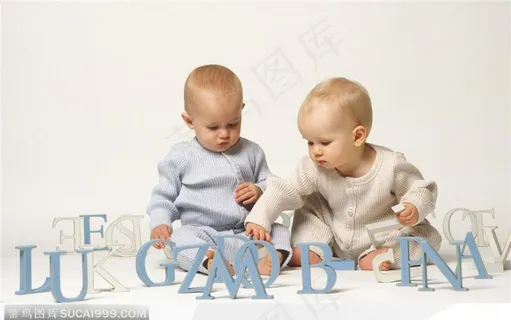 两个正在玩字母游戏的婴儿小宝贝