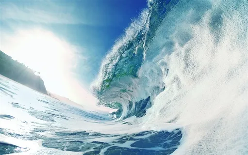 蓝天与海上翻起的巨浪摄影高清图片 蓝天与海上翻起的巨浪摄影高清图片