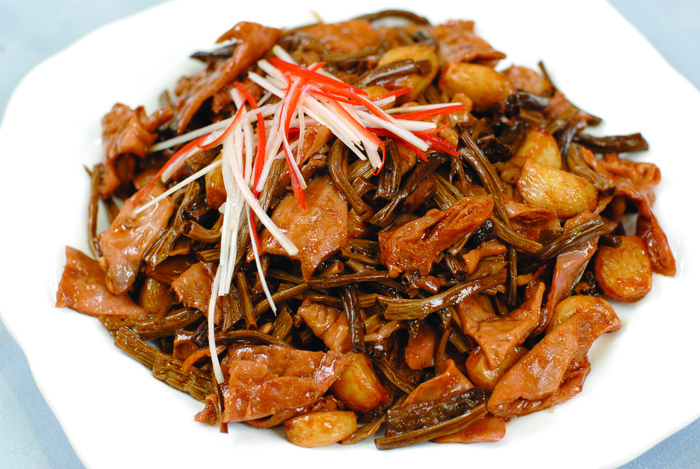  茶树菇烧肥肠 