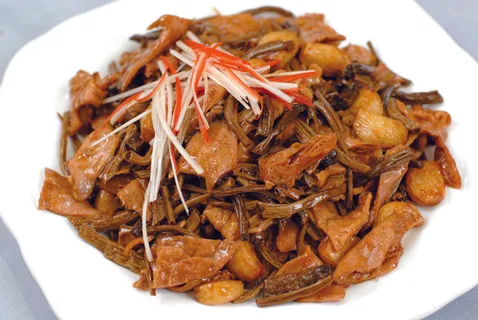 茶树菇烧肥肠   茶树菇烧肥肠