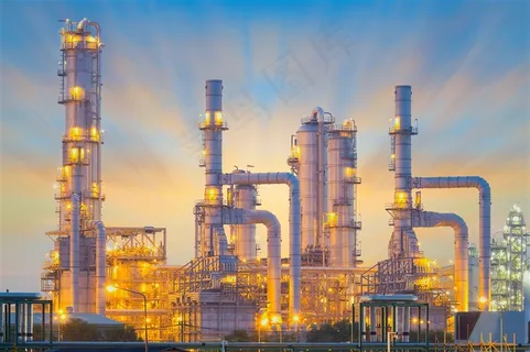 正在生产的灯火通明的大型工厂高清图片