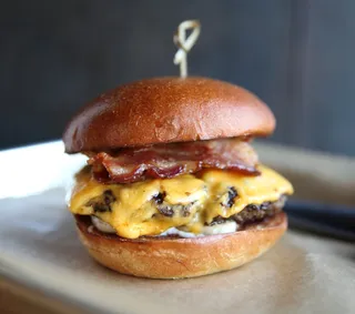 黄色美味汉堡摄影素材