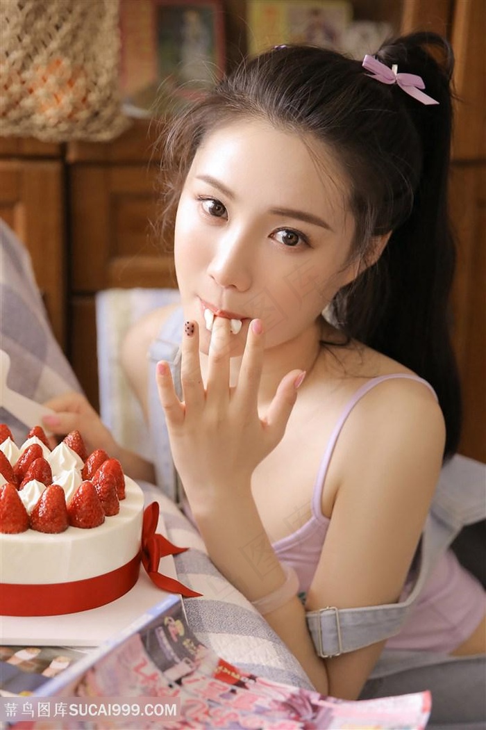 吃蛋糕的*清纯美女图片