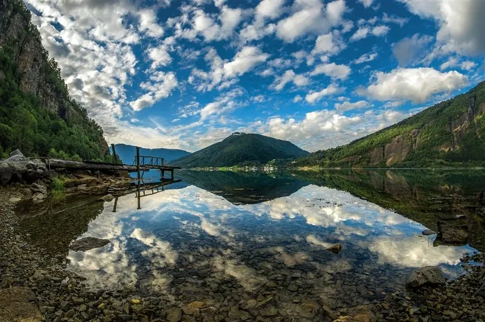 天高水清高山