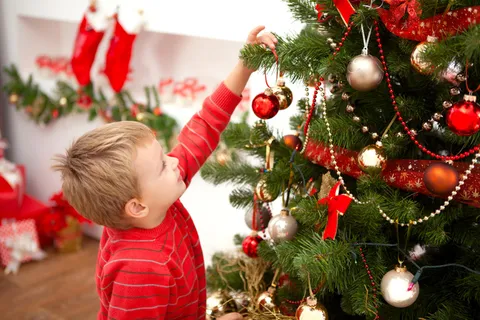 圣诞节室内人物挂圣诞球场景圣诞送礼物(31)