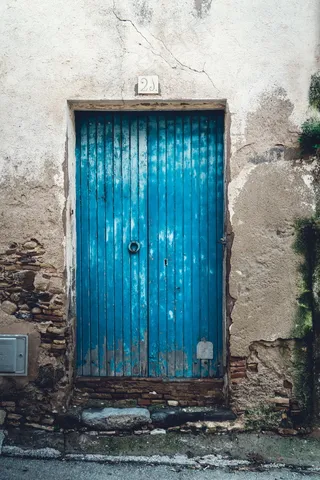 蓝色简陋木大门图片