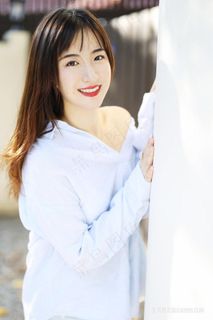 趴在墙上的清纯甜美女孩艺儿拿铁图片