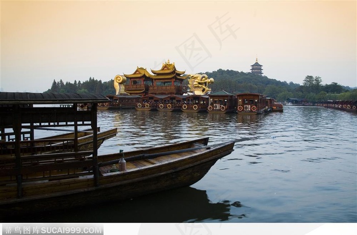 杭州西湖美景-湖岸旁的船只