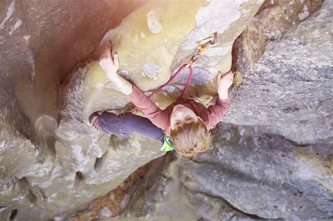 岩石上攀登的男孩