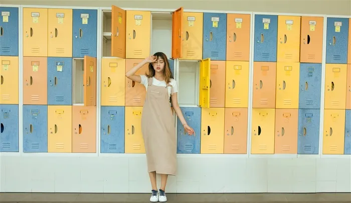 站在保管箱旁边的少女