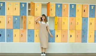 站在保管箱旁边的少女