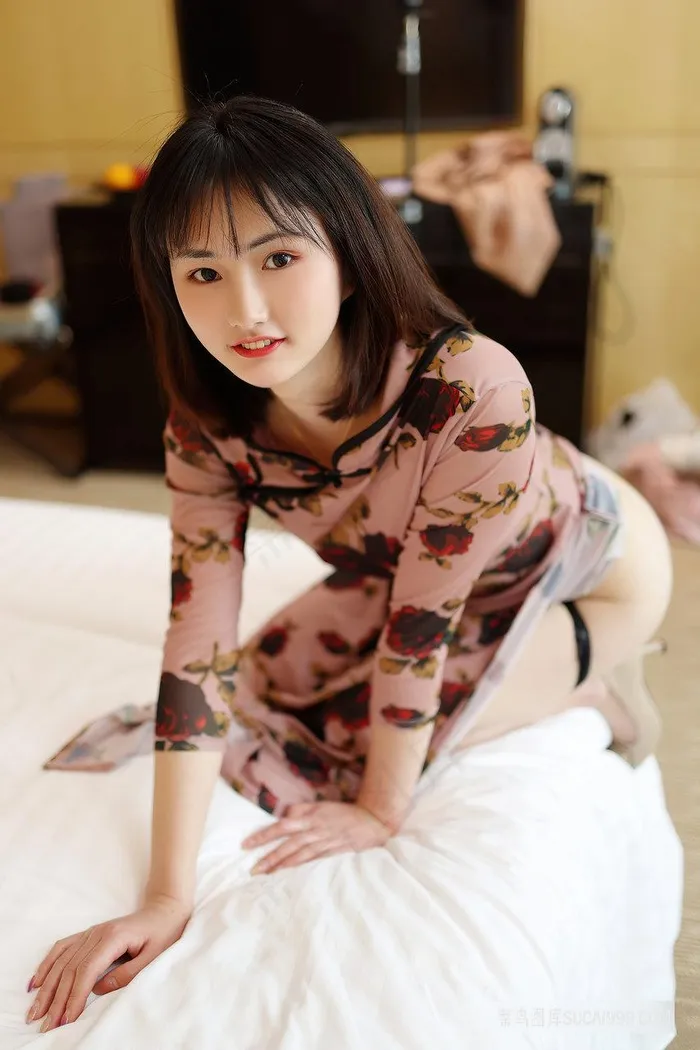 趴在床上的高清性感旗袍美女墨韩写真图片