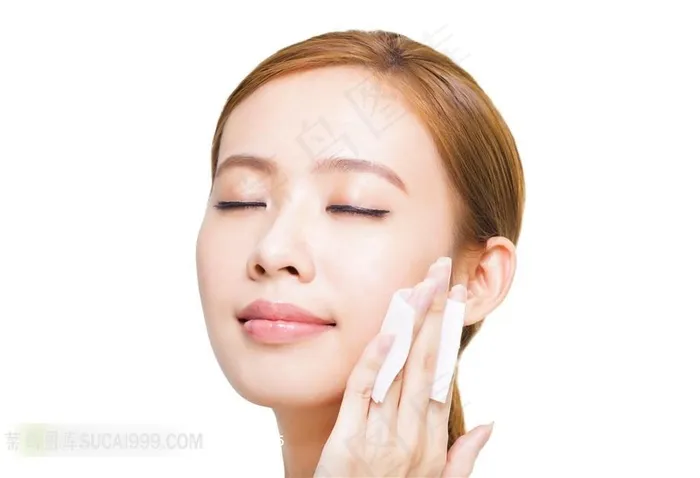 用纸巾擦拭皮肤的美女高清图片