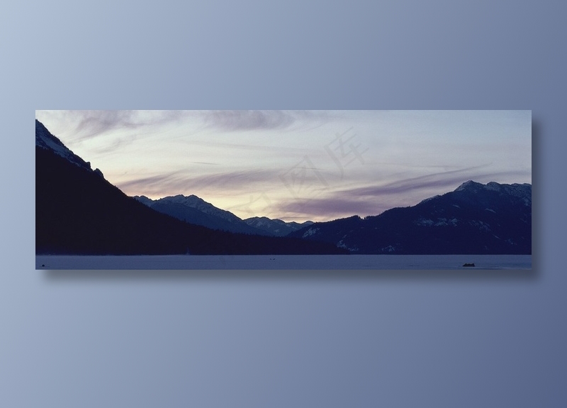 黄昏时分雪山脚下的海面