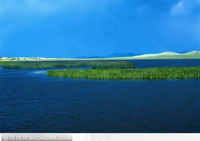 平静蔚蓝的湖水
