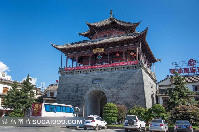 城市古建筑下的汽车