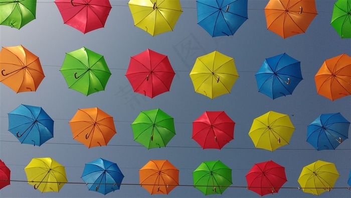 挂在空中的雨伞图片