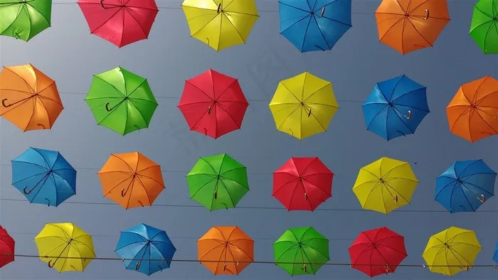 挂在空中的雨伞图片
