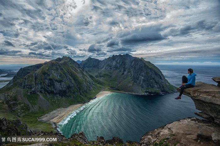 海岛上的登山者高清图片