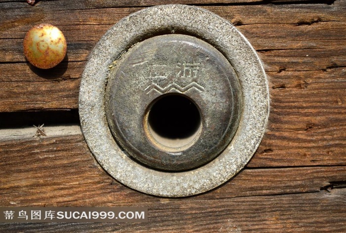 木门上的锁眼特写