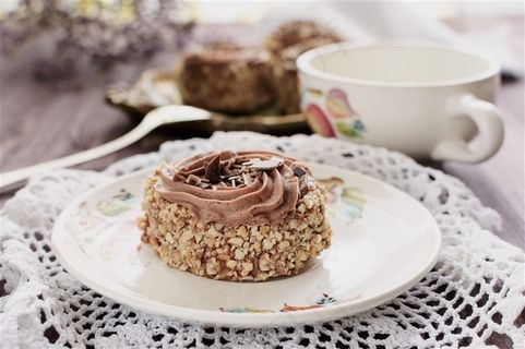 表面裹了果仁的小蛋糕摄影高清图片 表面裹了果仁的小蛋糕摄影高清图片