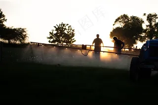 在喷洒农药作业的工人剪影