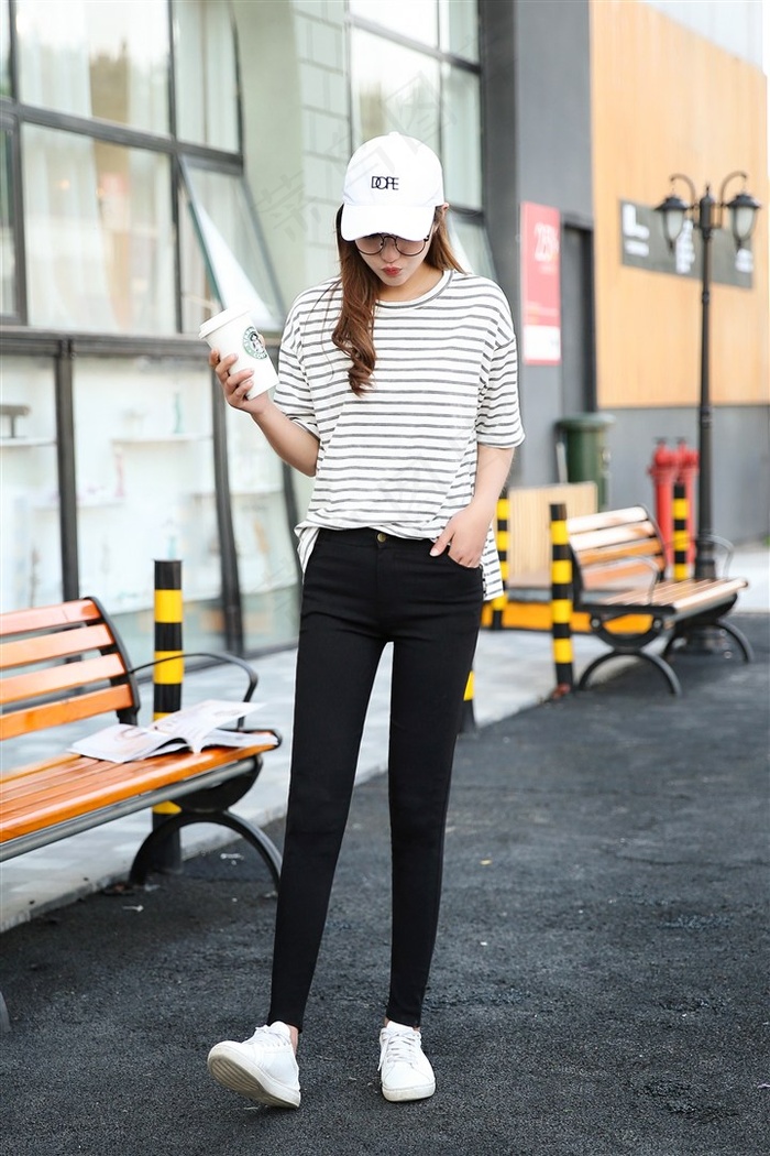 打底黑裤女模特图片