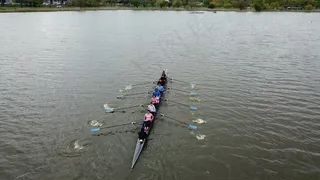 水中划船运动图片