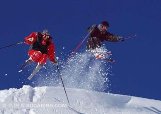 从山峰上滑下来的人们