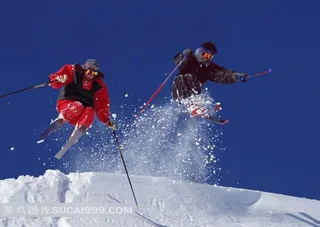 从山峰上滑下来的人们