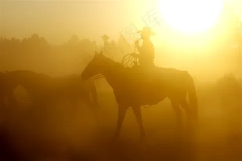 黄昏下的西部牛仔摄影图 黄昏下的西部牛仔摄影图