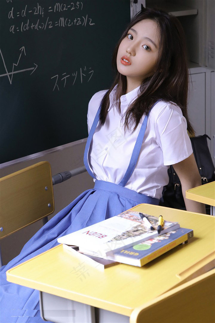 亚洲清纯美女长发教室气质坐姿美女图片