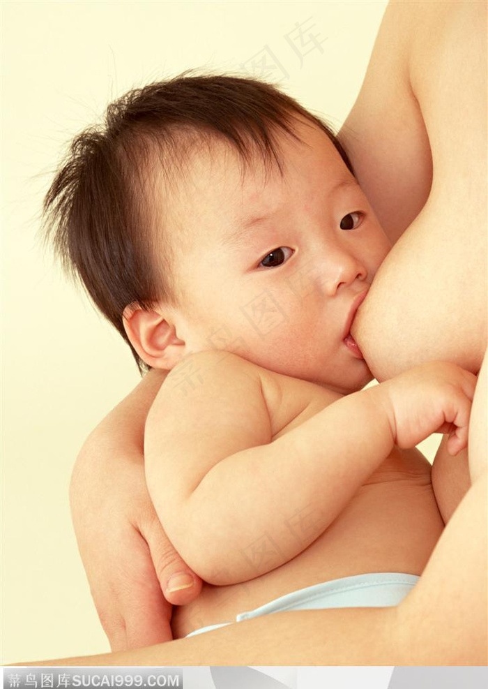 婴儿幼儿-喝母乳的婴儿