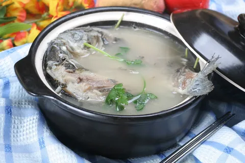 乡村炖鲫鱼