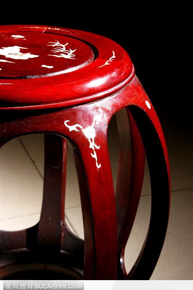 传统工艺-红色的凳子