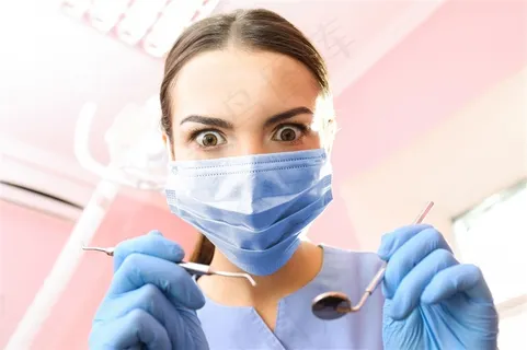 戴着口罩的牙科女医生高清图片 戴着口罩的牙科女医生高清图片