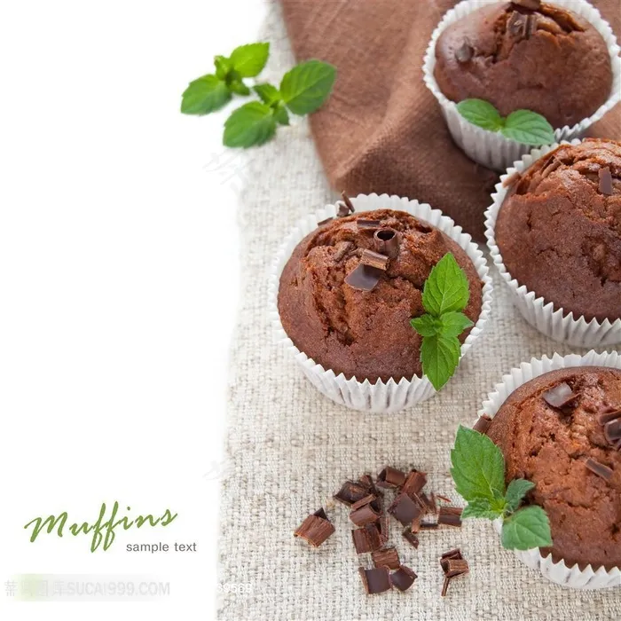 餐布上的巧克力香草蛋糕