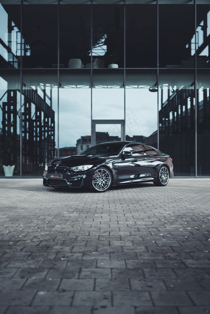 品牌黑色轿车图片