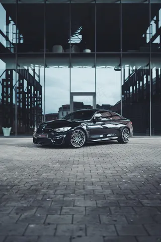 品牌黑色轿车图片