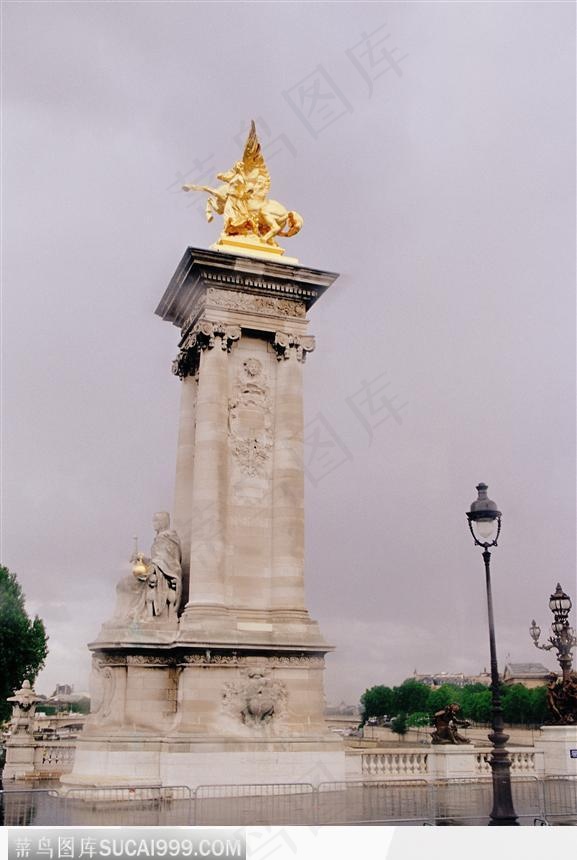 石碑上的金色雕像 树木