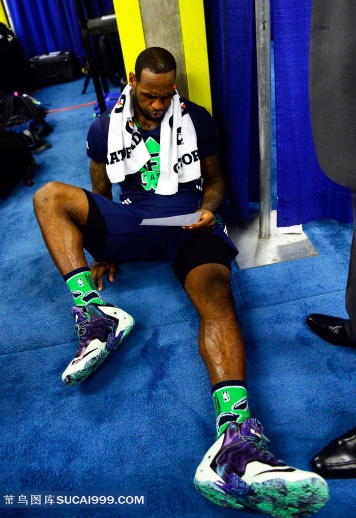 坐在地上看数据的詹姆斯