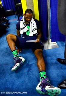 坐在地上看数据的詹姆斯