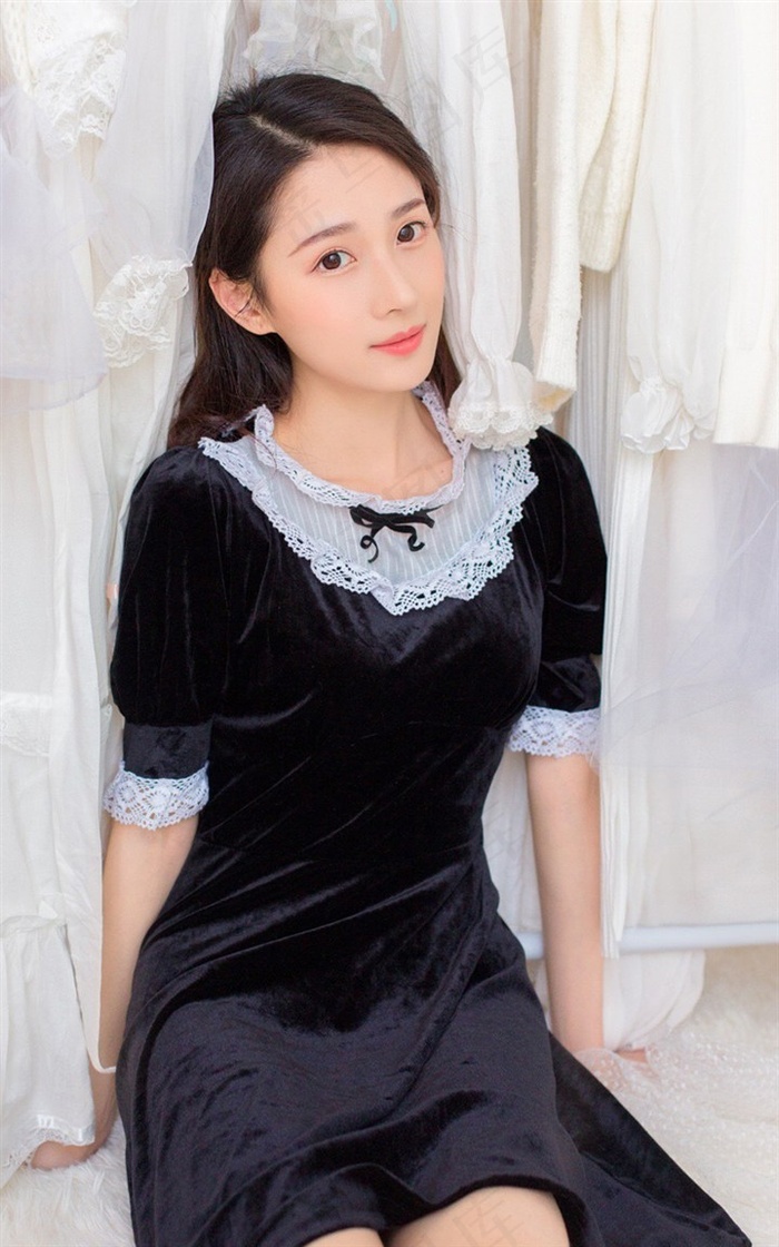穿长裙气质清纯美女图片